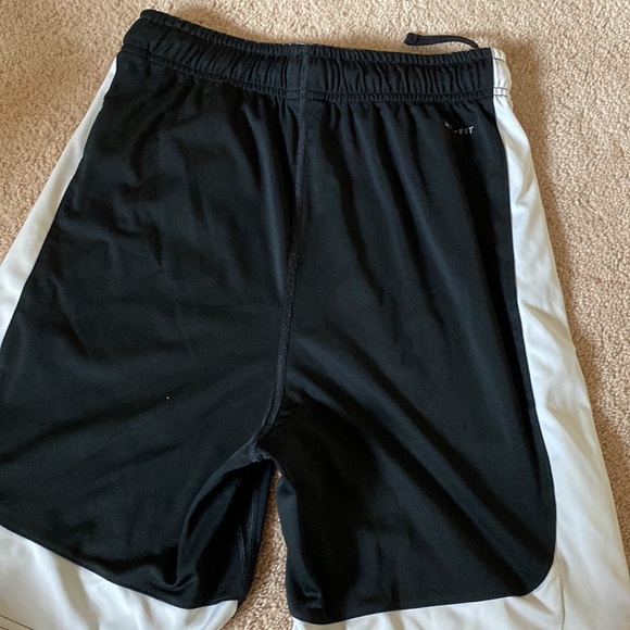 Nike drifit large kids short black and white - Picture 4 of 4